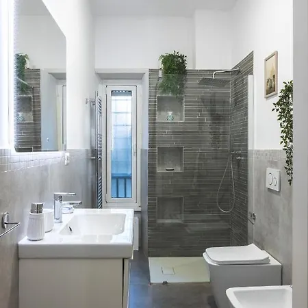 Cozy Flat With Terrace At Trastevere Train Station Apartamento *